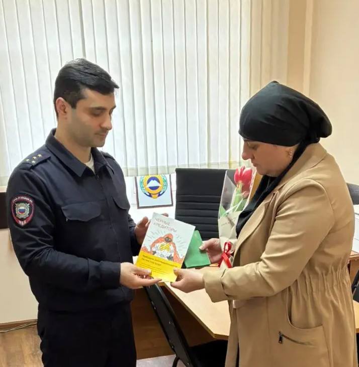 Заместитель начальника Межмуниципального отдела МВД России «Карачаевский» Науруз Боташев поздравил с Международным женским днём женщин, обратившихся за получением государственных услуг в отделение по вопросам миграции Заместитель начальника Межмуниципального отдела МВД России «Карачаевский» Науруз Боташев поздравил с Международным женским днём женщин, обратившихся за получением государственных услуг в отделение по вопросам миграции