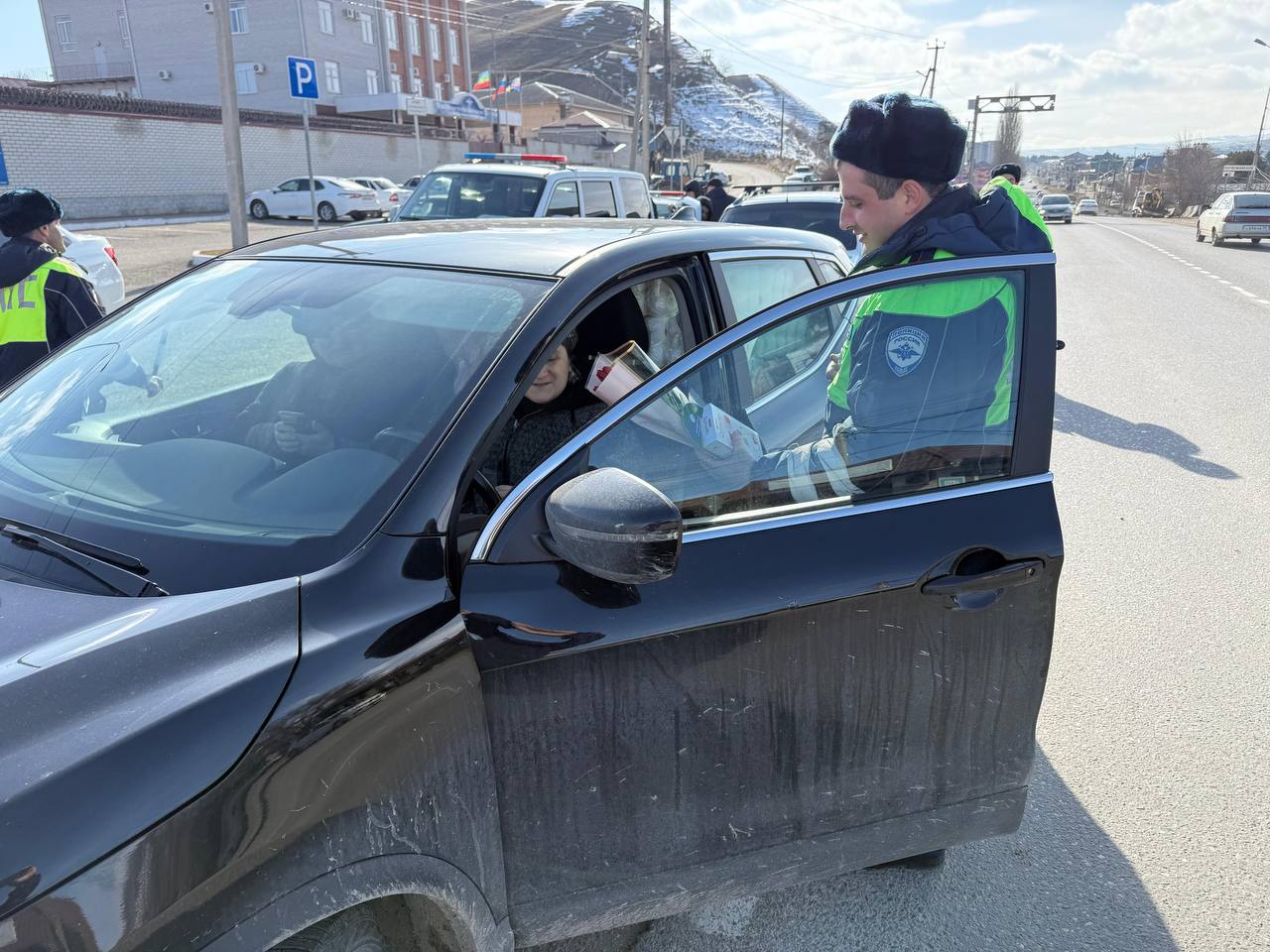 Накануне, в честь Международного женского дня сотрудники Госавтоинспекции Отдела МВД России по Усть-Джегутинскому району и Отдела МВД России по Малокарачаевскому району присоединились к традиционной акцию «Цветы для... Накануне, в честь Международного женского дня сотрудники Госавтоинспекции Отдела МВД России по Усть-Джегутинскому району и Отдела МВД России по Малокарачаевскому району присоединились к традиционной акцию «Цветы для...