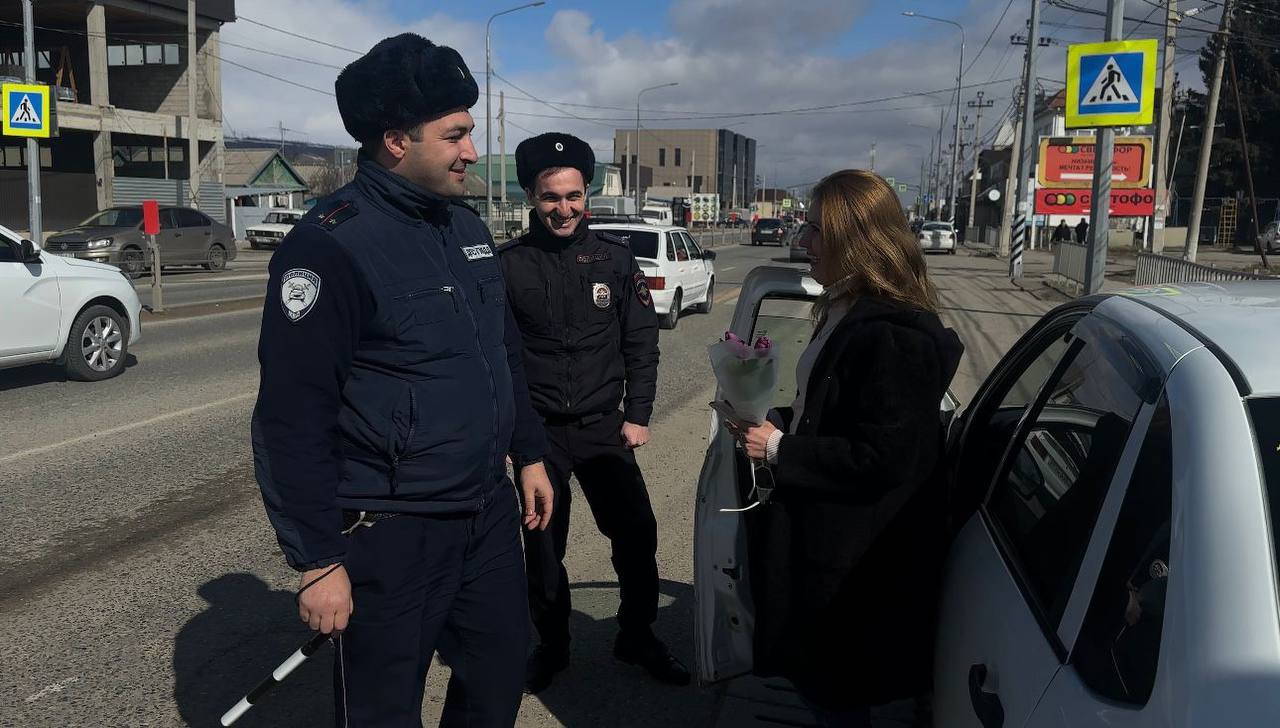 Накануне, в честь Международного женского дня сотрудники Госавтоинспекции Отдела МВД России по Усть-Джегутинскому району и Отдела МВД России по Малокарачаевскому району присоединились к традиционной акцию «Цветы для... Накануне, в честь Международного женского дня сотрудники Госавтоинспекции Отдела МВД России по Усть-Джегутинскому району и Отдела МВД России по Малокарачаевскому району присоединились к традиционной акцию «Цветы для...