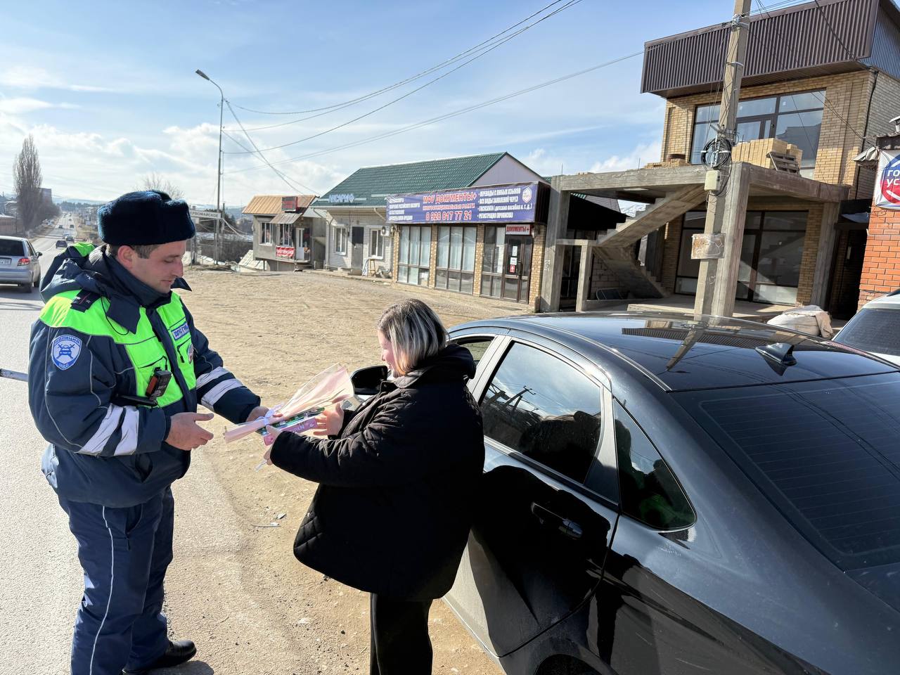 Накануне, в честь Международного женского дня сотрудники Госавтоинспекции Отдела МВД России по Усть-Джегутинскому району и Отдела МВД России по Малокарачаевскому району присоединились к традиционной акцию «Цветы для... Накануне, в честь Международного женского дня сотрудники Госавтоинспекции Отдела МВД России по Усть-Джегутинскому району и Отдела МВД России по Малокарачаевскому району присоединились к традиционной акцию «Цветы для...