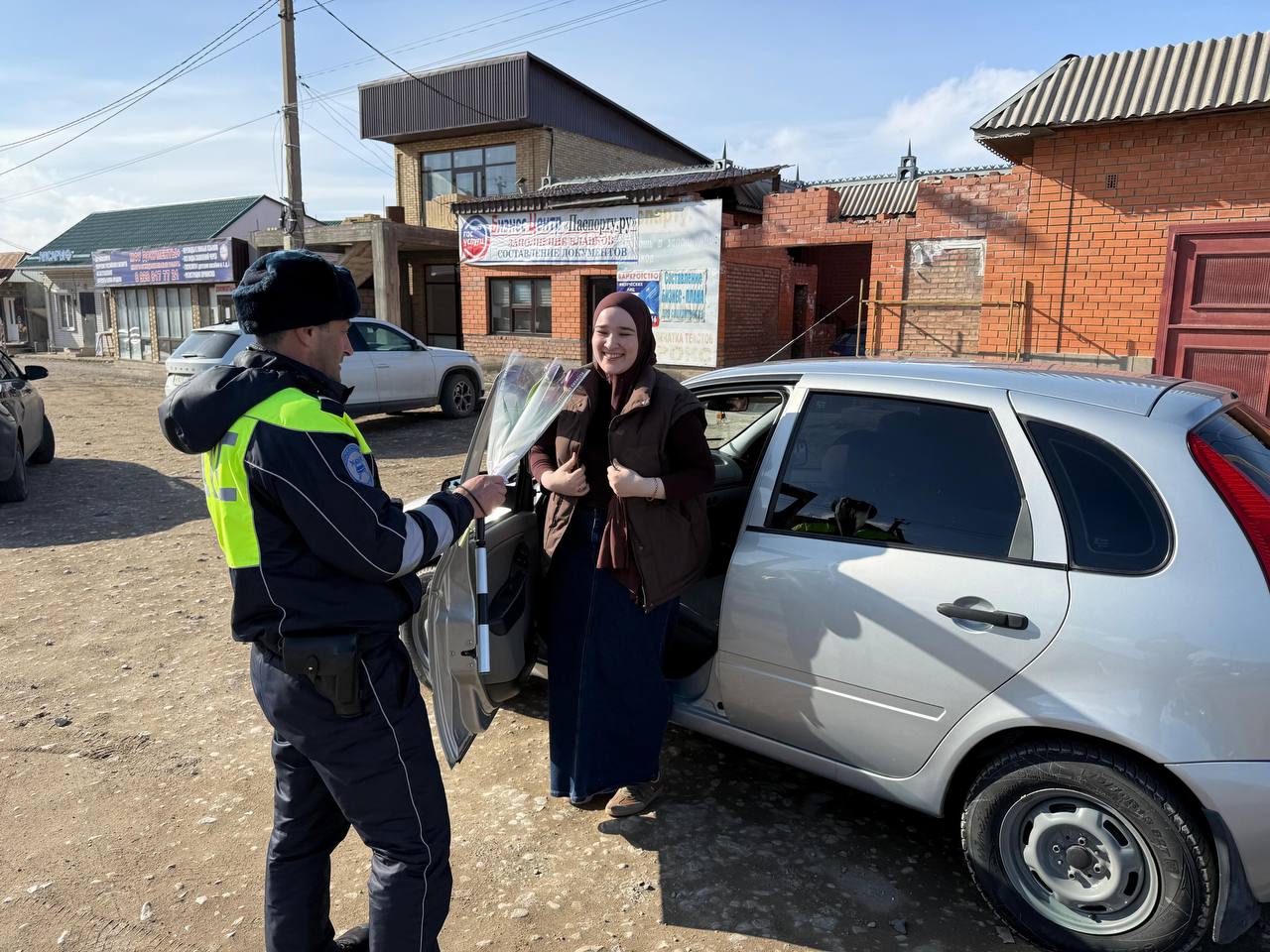 Накануне, в честь Международного женского дня сотрудники Госавтоинспекции Отдела МВД России по Усть-Джегутинскому району и Отдела МВД России по Малокарачаевскому району присоединились к традиционной акцию «Цветы для... Накануне, в честь Международного женского дня сотрудники Госавтоинспекции Отдела МВД России по Усть-Джегутинскому району и Отдела МВД России по Малокарачаевскому району присоединились к традиционной акцию «Цветы для...