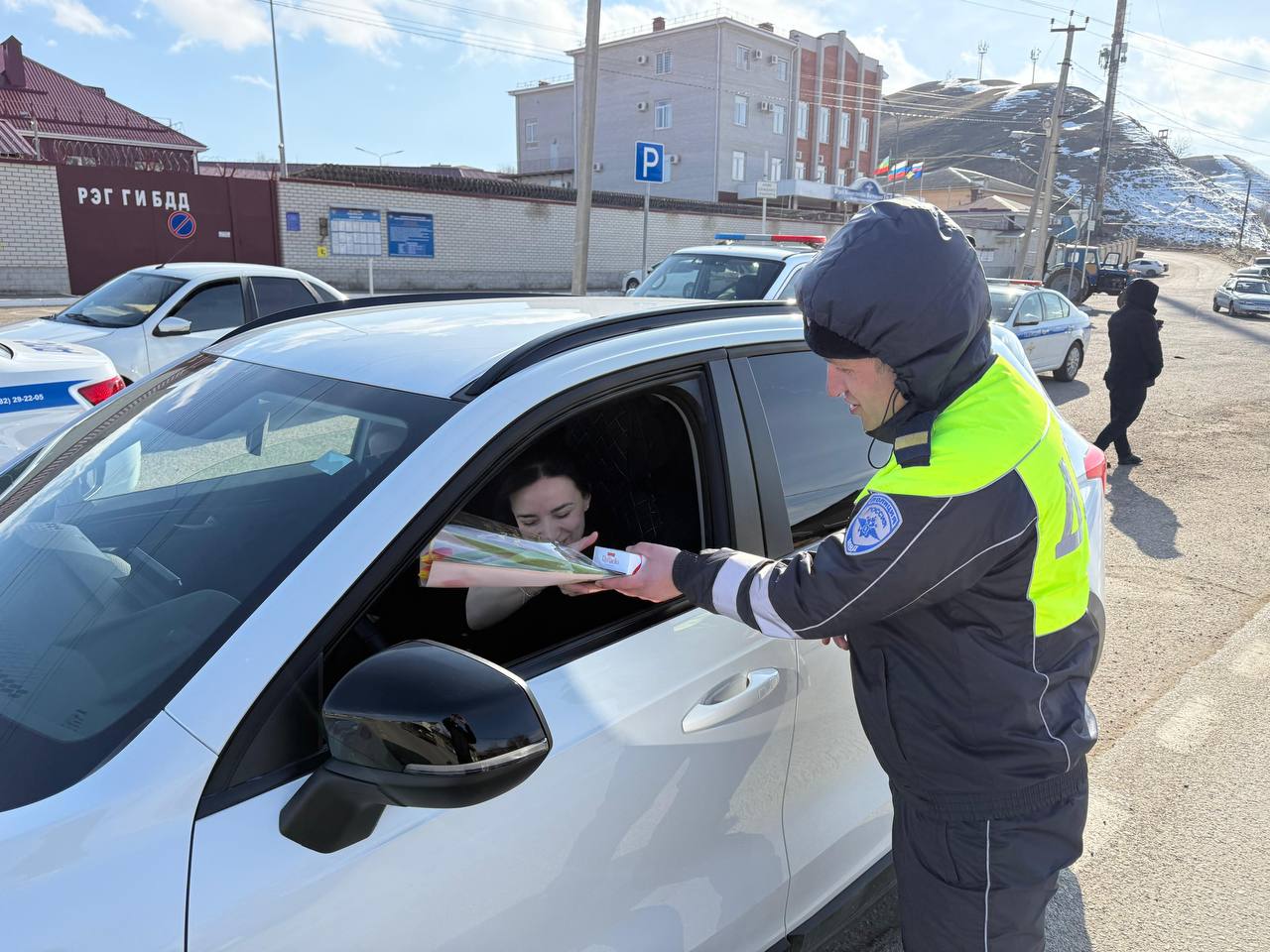Накануне, в честь Международного женского дня сотрудники Госавтоинспекции Отдела МВД России по Усть-Джегутинскому району и Отдела МВД России по Малокарачаевскому району присоединились к традиционной акцию «Цветы для... Накануне, в честь Международного женского дня сотрудники Госавтоинспекции Отдела МВД России по Усть-Джегутинскому району и Отдела МВД России по Малокарачаевскому району присоединились к традиционной акцию «Цветы для...