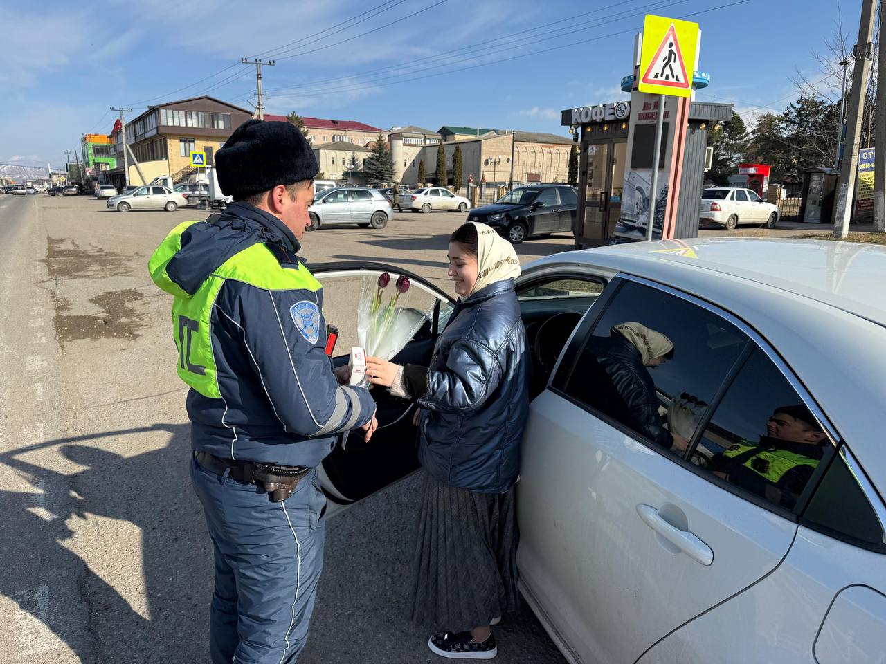 Накануне, в честь Международного женского дня сотрудники Госавтоинспекции Отдела МВД России по Усть-Джегутинскому району и Отдела МВД России по Малокарачаевскому району присоединились к традиционной акцию «Цветы для... Накануне, в честь Международного женского дня сотрудники Госавтоинспекции Отдела МВД России по Усть-Джегутинскому району и Отдела МВД России по Малокарачаевскому району присоединились к традиционной акцию «Цветы для...