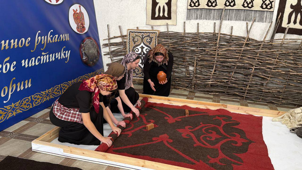 Первый заместитель председателя Народного Собрания (Парламента) КЧР Хызыр Чеккуев и председатель Комитета по здравоохранению, социальной политике и спорту НС КЧР Хасан Хубиев побывали в Карачаевске, где состоялся отчётный... Первый заместитель председателя Народного Собрания (Парламента) КЧР Хызыр Чеккуев и председатель Комитета по здравоохранению, социальной политике и спорту НС КЧР Хасан Хубиев побывали в Карачаевске, где состоялся отчётный...