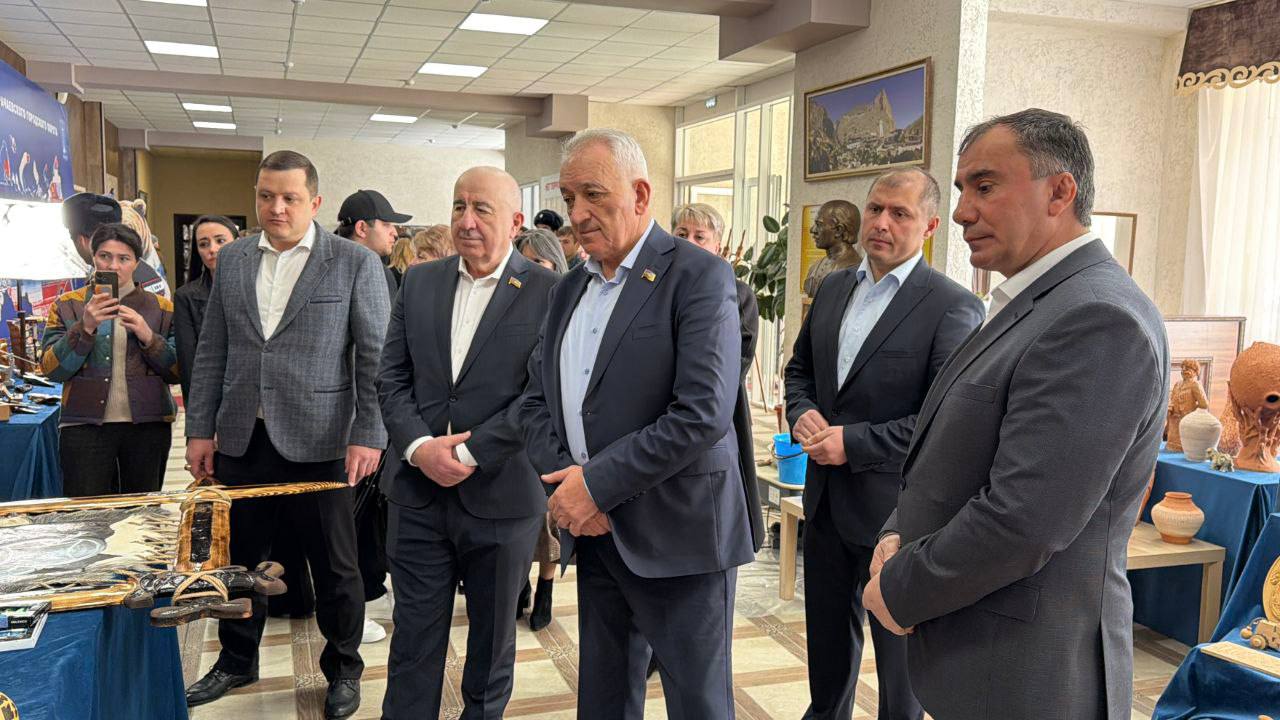 Первый заместитель председателя Народного Собрания (Парламента) КЧР Хызыр Чеккуев и председатель Комитета по здравоохранению, социальной политике и спорту НС КЧР Хасан Хубиев побывали в Карачаевске, где состоялся отчётный... Первый заместитель председателя Народного Собрания (Парламента) КЧР Хызыр Чеккуев и председатель Комитета по здравоохранению, социальной политике и спорту НС КЧР Хасан Хубиев побывали в Карачаевске, где состоялся отчётный...