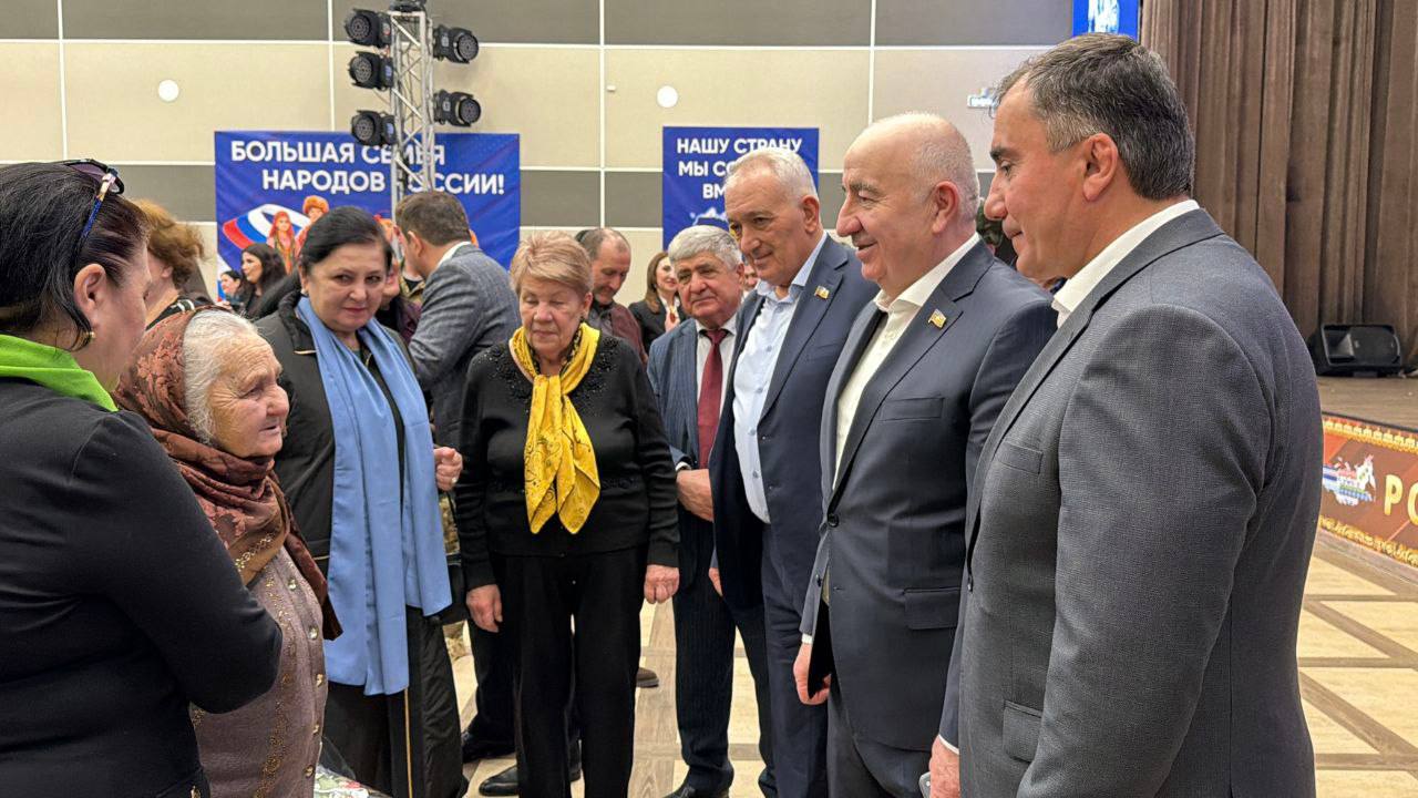 Первый заместитель председателя Народного Собрания (Парламента) КЧР Хызыр Чеккуев и председатель Комитета по здравоохранению, социальной политике и спорту НС КЧР Хасан Хубиев побывали в Карачаевске, где состоялся отчётный... Первый заместитель председателя Народного Собрания (Парламента) КЧР Хызыр Чеккуев и председатель Комитета по здравоохранению, социальной политике и спорту НС КЧР Хасан Хубиев побывали в Карачаевске, где состоялся отчётный...