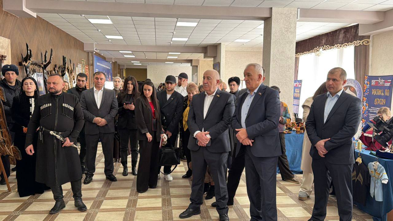 Первый заместитель председателя Народного Собрания (Парламента) КЧР Хызыр Чеккуев и председатель Комитета по здравоохранению, социальной политике и спорту НС КЧР Хасан Хубиев побывали в Карачаевске, где состоялся отчётный... Первый заместитель председателя Народного Собрания (Парламента) КЧР Хызыр Чеккуев и председатель Комитета по здравоохранению, социальной политике и спорту НС КЧР Хасан Хубиев побывали в Карачаевске, где состоялся отчётный...