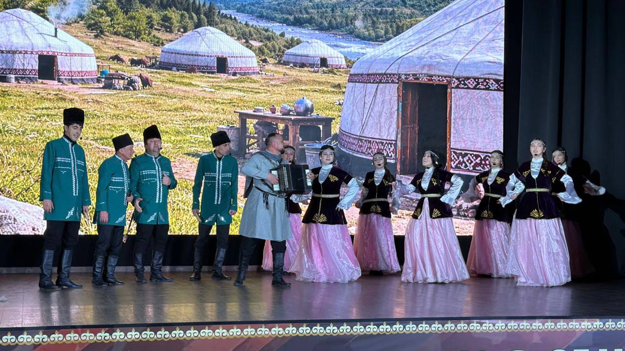 Первый заместитель председателя Народного Собрания (Парламента) КЧР Хызыр Чеккуев и председатель Комитета по здравоохранению, социальной политике и спорту НС КЧР Хасан Хубиев побывали в Карачаевске, где состоялся отчётный... Первый заместитель председателя Народного Собрания (Парламента) КЧР Хызыр Чеккуев и председатель Комитета по здравоохранению, социальной политике и спорту НС КЧР Хасан Хубиев побывали в Карачаевске, где состоялся отчётный...