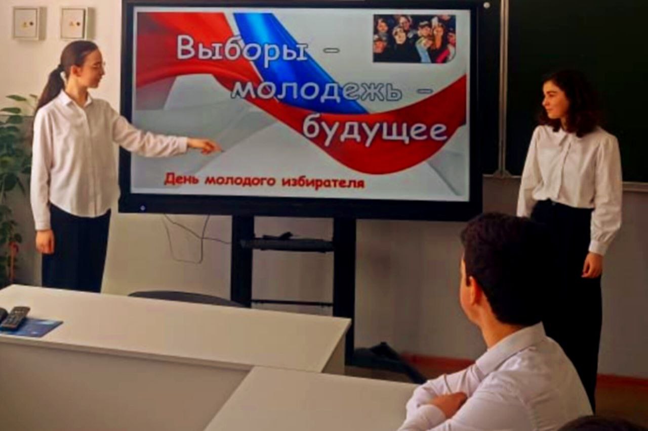 В КАРАЧАЕВСКОМ РАЙОНЕ ПРОШЕЛ КЛАССНЫЙ ЧАС СО ШКОЛЬНИКАМИ, ПОСВЯЩЁННЫЙ ДНЮ МОЛОДОГО ИЗБИРАТЕЛЯ