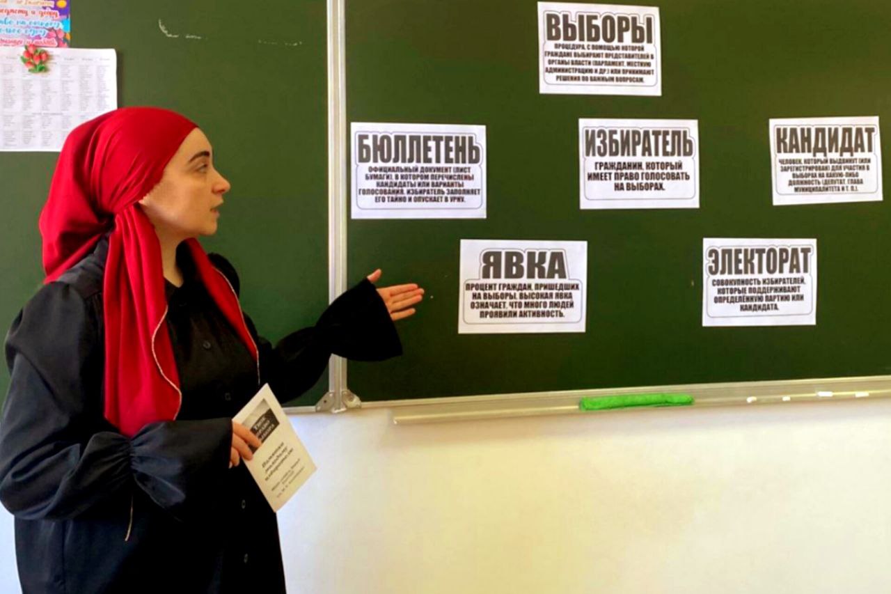 В КАРАЧАЕВСКОМ РАЙОНЕ ПРОШЕЛ КЛАССНЫЙ ЧАС СО ШКОЛЬНИКАМИ, ПОСВЯЩЁННЫЙ ДНЮ МОЛОДОГО ИЗБИРАТЕЛЯ В КАРАЧАЕВСКОМ РАЙОНЕ ПРОШЕЛ КЛАССНЫЙ ЧАС СО ШКОЛЬНИКАМИ, ПОСВЯЩЁННЫЙ ДНЮ МОЛОДОГО ИЗБИРАТЕЛЯ