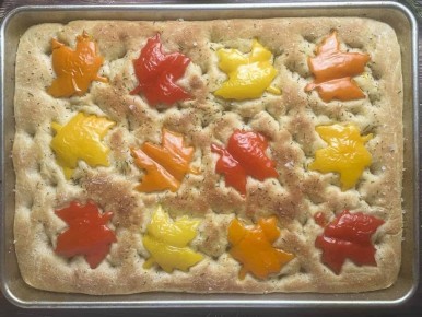 Творение осени: фокачча с болгарским перцем в форме кленовых листьев