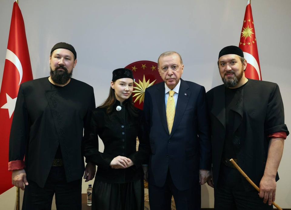 Сергей Мардан: Помидорный султан принял музыкантов башкирской группы Ay Yola, которая известна по треку из сериала «Слово пацана»