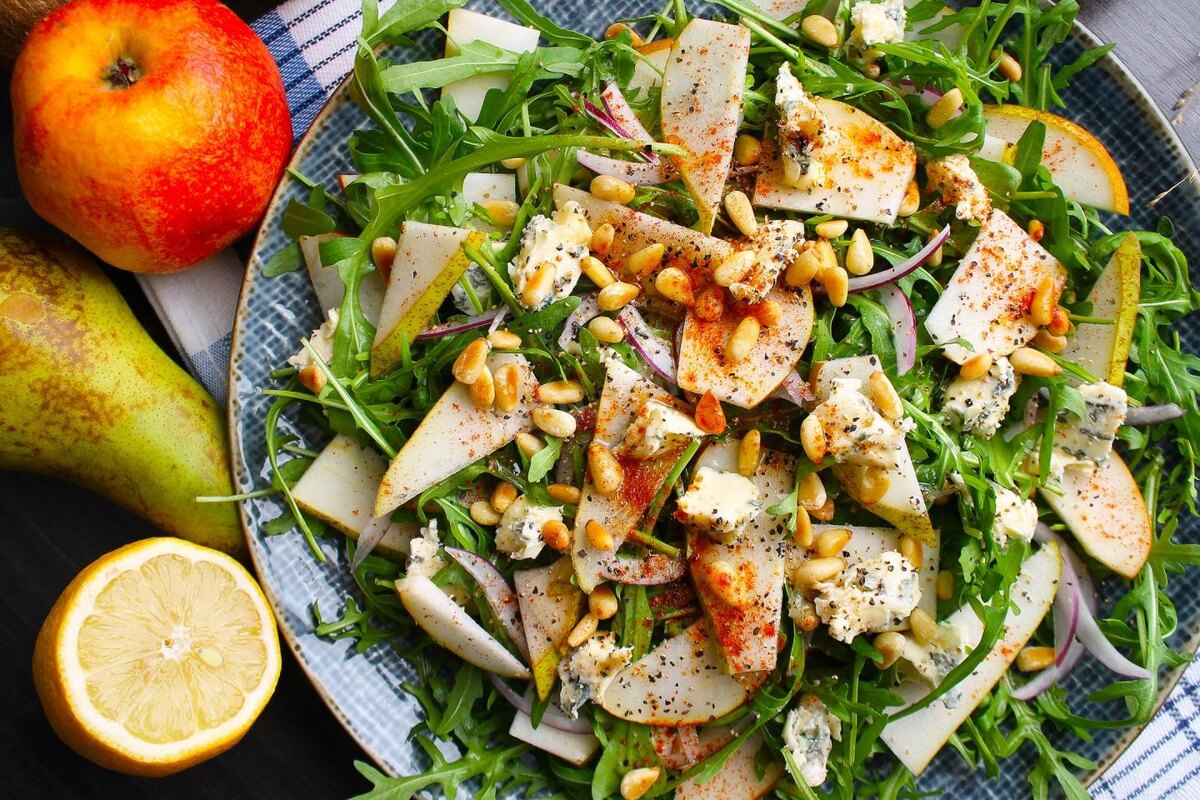 Изысканный салат с грушей и голубым сыром: простое гастрономическое наслаждение за считанные минуты
