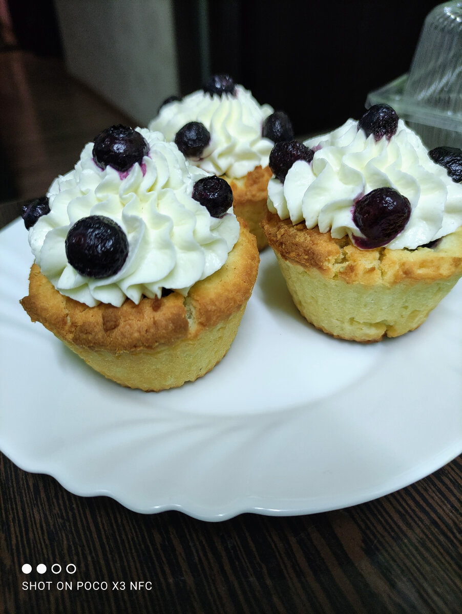 Яркие кето капкейки с ягодами: простой рецепт для сладкоежек