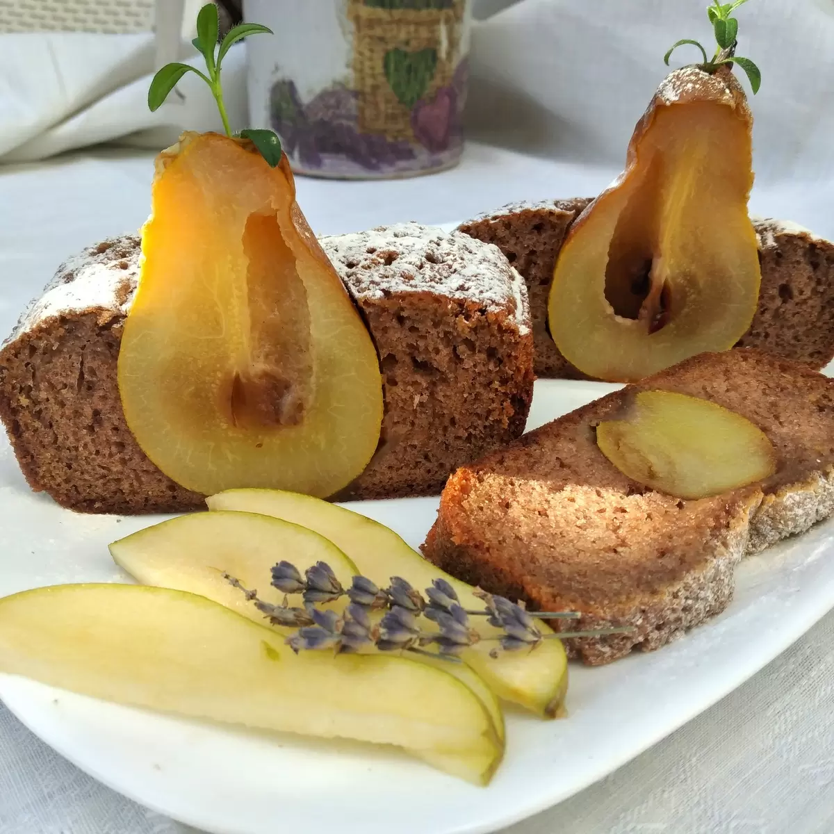 Нежный шоколадный кекс с грушами: изысканное угощение для осеннего чая