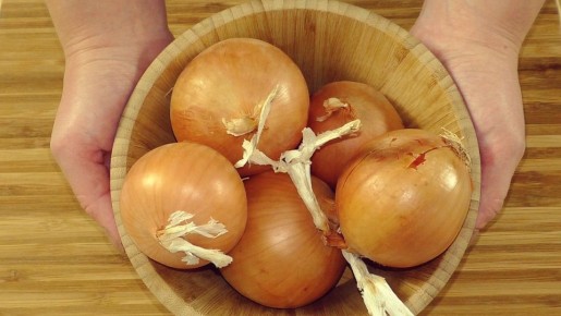 Нежные блины с ароматом лука: универсальный рецепт для любого стола