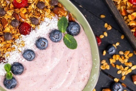 Смузи боул с гранолой: заряд бодрости на весь день по рецепту Юлии Макиенко