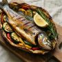 Форель, запечённая в овощном кармане с лимоном и розмарином