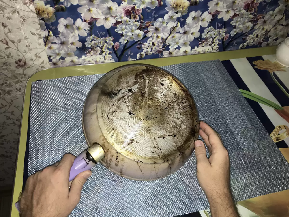 Неожиданное решение: как таблетки для посудомоечной машины помогают очистить сковороды