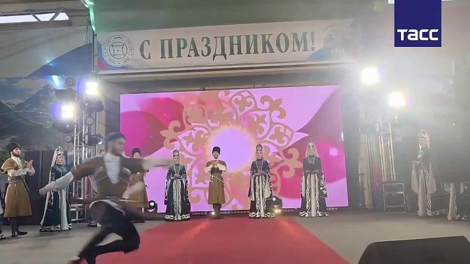 Автопробегами, выставками и концертами отметили в Карачаево-Черкесии День возрождения карачаевского народа, передает корреспондент ТАСС