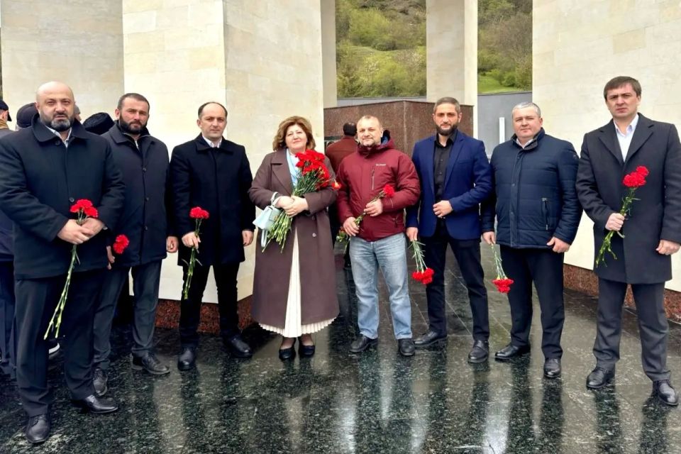 Руководство и работники аппарата Избирательной комиссии Карачаево-Черкесской Республики, председатели территориальных комиссий, приняли участие в торжественном митинге в честь Дня возрождения карачаевского народа