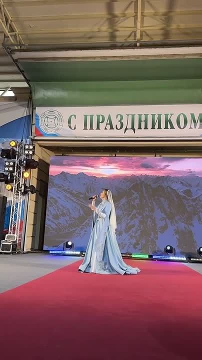 В Черкесске в амфитеатре парка «Зелёный остров» проходит праздничное мероприятие, посвящённое Дню возрождения карачаевского народа