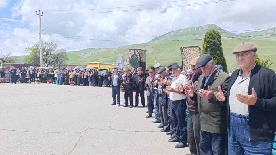 В эти минуты в ауле Али-Бердуковском, у подножия монумента Жертвам Кавказской войны, проходит традиционный траурный митинг, посвященный 162-й годовщине окончания этого трагического события В эти минуты в ауле Али-Бердуковском, у подножия монумента Жертвам Кавказской войны, проходит традиционный траурный митинг, посвященный 162-й годовщине окончания этого трагического события