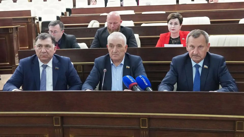 Депутаты Народного собрания КЧР рассмотрели законопроект о выплатах многодетным семьям Депутаты Народного собрания КЧР рассмотрели законопроект о выплатах многодетным семьям