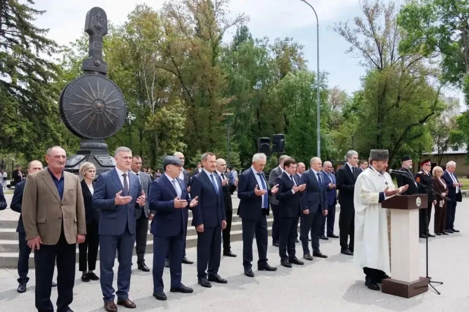 В Карачаево-Черкесии сегодня проходят памятные мероприятия, приуроченные к 162-й годовщине окончания Кавказской войны В Карачаево-Черкесии сегодня проходят памятные мероприятия, приуроченные к 162-й годовщине окончания Кавказской войны