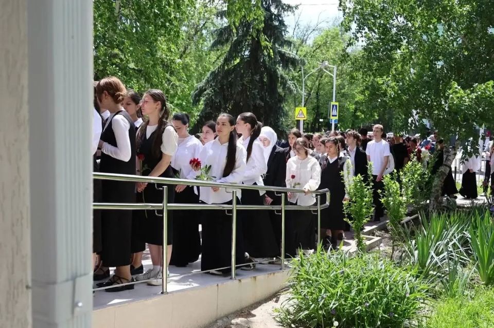 Траурная акция прошла в Черкесске в память о жертвах атаки ВСУ при помощи БПЛА на колледж Луганского государственного педагогического университета в Старобельске Траурная акция прошла в Черкесске в память о жертвах атаки ВСУ при помощи БПЛА на колледж Луганского государственного педагогического университета в Старобельске