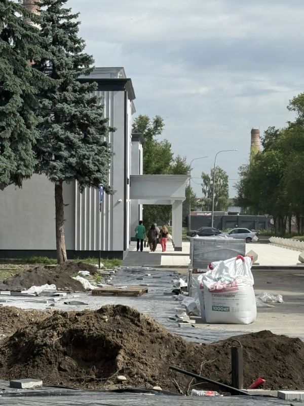 В Черкесске полным ходом ведутся работы по преображению прилегающей территории к городскому Дворцу культуры В Черкесске полным ходом ведутся работы по преображению прилегающей территории к городскому Дворцу культуры