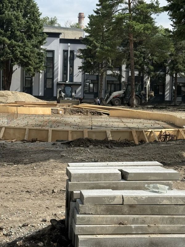 В Черкесске полным ходом ведутся работы по преображению прилегающей территории к городскому Дворцу культуры В Черкесске полным ходом ведутся работы по преображению прилегающей территории к городскому Дворцу культуры
