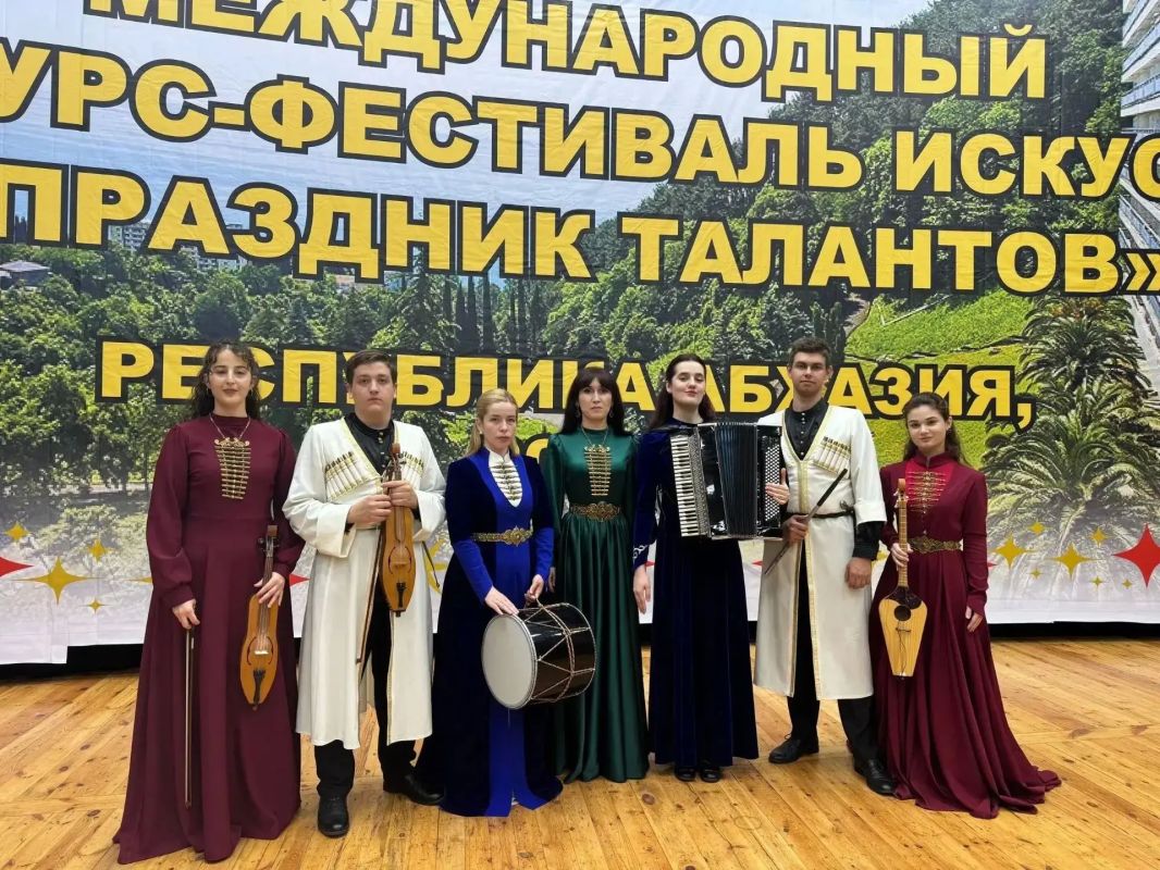 Ансамбль национальных инструментов «Пасэрей» Колледжа культуры и искусств им. А. А. Даурова занял первое место в Международном конкурсе-фестивале «Праздник талантов» Ансамбль национальных инструментов «Пасэрей» Колледжа культуры и искусств им. А. А. Даурова занял первое место в Международном конкурсе-фестивале «Праздник талантов»