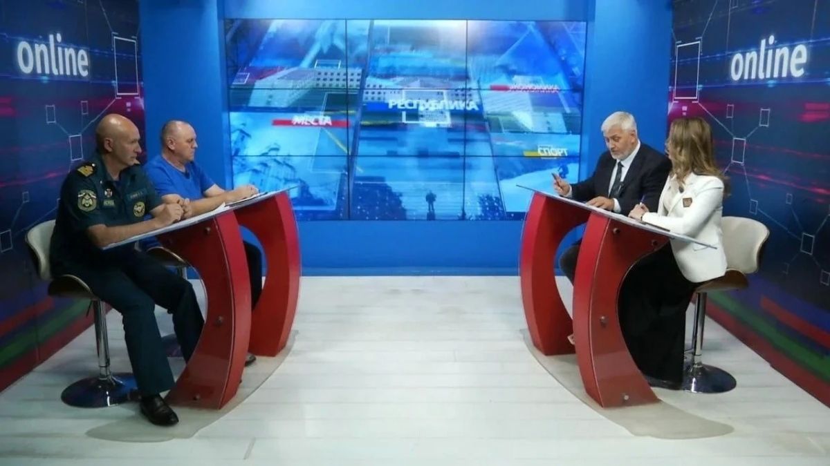 Сотрудники МЧС России напомнили о безопасном отдыхе в горах и вблизи водоемов Сотрудники МЧС России напомнили о безопасном отдыхе в горах и вблизи водоемов