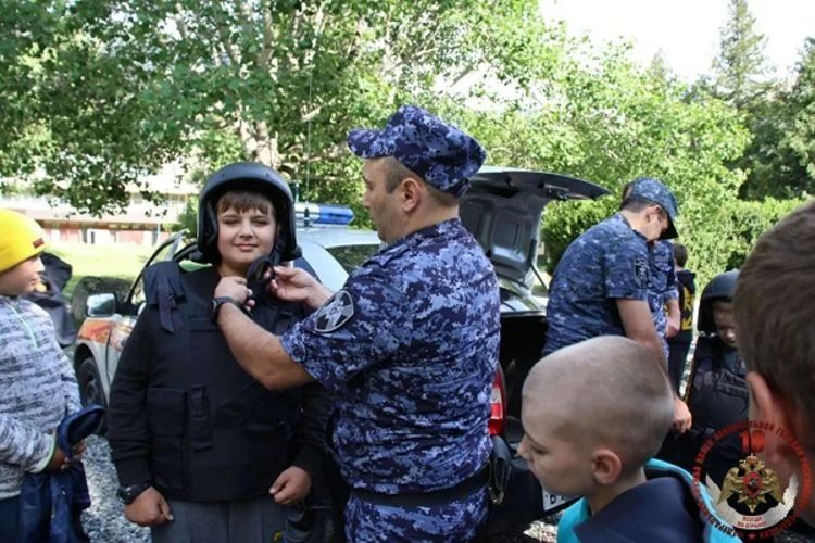 Росгвардейцы Карачаево-Черкесии провели урок безопасности для школьников региона Росгвардейцы Карачаево-Черкесии провели урок безопасности для школьников региона
