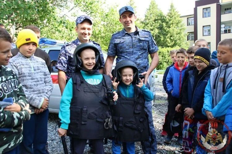 Росгвардейцы Карачаево-Черкесии провели урок безопасности для школьников региона Росгвардейцы Карачаево-Черкесии провели урок безопасности для школьников региона