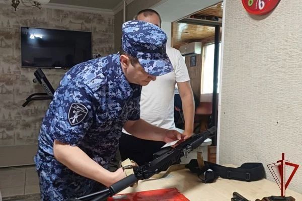 Росгвардейцы провели выездные проверки владельцев оружия в городе Черкесске Росгвардейцы провели выездные проверки владельцев оружия в городе Черкесске