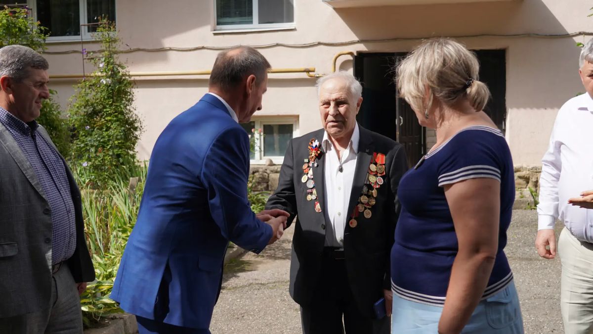 Сегодня председатель Комитета по экономической политике, предпринимательству, цифровому развитию и туризму НС КЧР Алексей Ганшин выполнил приятную миссию Сегодня председатель Комитета по экономической политике, предпринимательству, цифровому развитию и туризму НС КЧР Алексей Ганшин выполнил приятную миссию