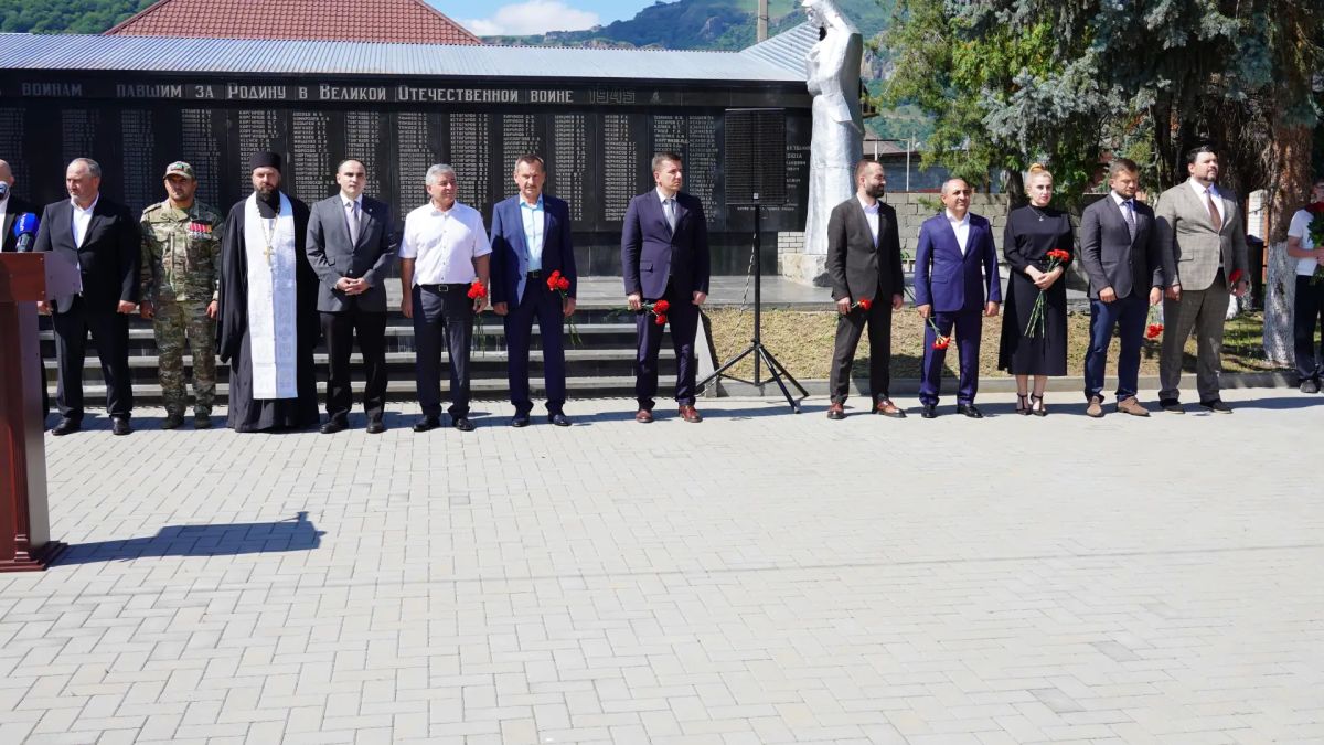 В День солидарности в борьбе с терроризмом Председатель Народного Собрания КЧР Александр Иванов и депутаты республиканского Парламента приняли участие в памятном митинге, который традиционно прошел в селе Коста-Хетагурова у... В День солидарности в борьбе с терроризмом Председатель Народного Собрания КЧР Александр Иванов и депутаты республиканского Парламента приняли участие в памятном митинге, который традиционно прошел в селе Коста-Хетагурова у...