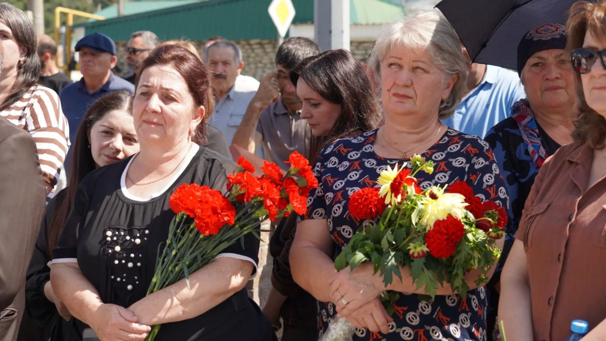 В День солидарности в борьбе с терроризмом Председатель Народного Собрания КЧР Александр Иванов и депутаты республиканского Парламента приняли участие в памятном митинге, который традиционно прошел в селе Коста-Хетагурова у... В День солидарности в борьбе с терроризмом Председатель Народного Собрания КЧР Александр Иванов и депутаты республиканского Парламента приняли участие в памятном митинге, который традиционно прошел в селе Коста-Хетагурова у...