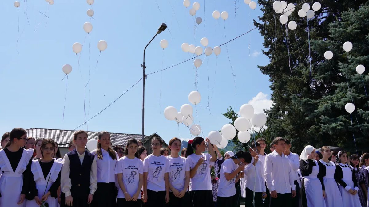 В День солидарности в борьбе с терроризмом Председатель Народного Собрания КЧР Александр Иванов и депутаты республиканского Парламента приняли участие в памятном митинге, который традиционно прошел в селе Коста-Хетагурова у... В День солидарности в борьбе с терроризмом Председатель Народного Собрания КЧР Александр Иванов и депутаты республиканского Парламента приняли участие в памятном митинге, который традиционно прошел в селе Коста-Хетагурова у...