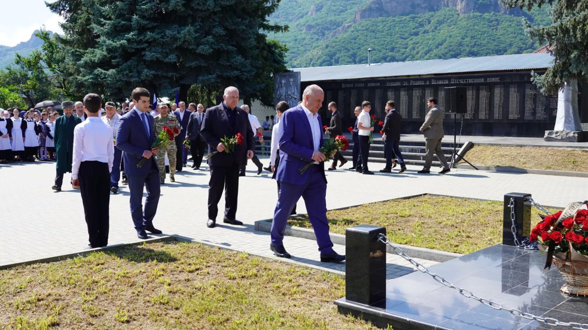В День солидарности в борьбе с терроризмом Председатель Народного Собрания КЧР Александр Иванов и депутаты республиканского Парламента приняли участие в памятном митинге, который традиционно прошел в селе Коста-Хетагурова у... В День солидарности в борьбе с терроризмом Председатель Народного Собрания КЧР Александр Иванов и депутаты республиканского Парламента приняли участие в памятном митинге, который традиционно прошел в селе Коста-Хетагурова у...