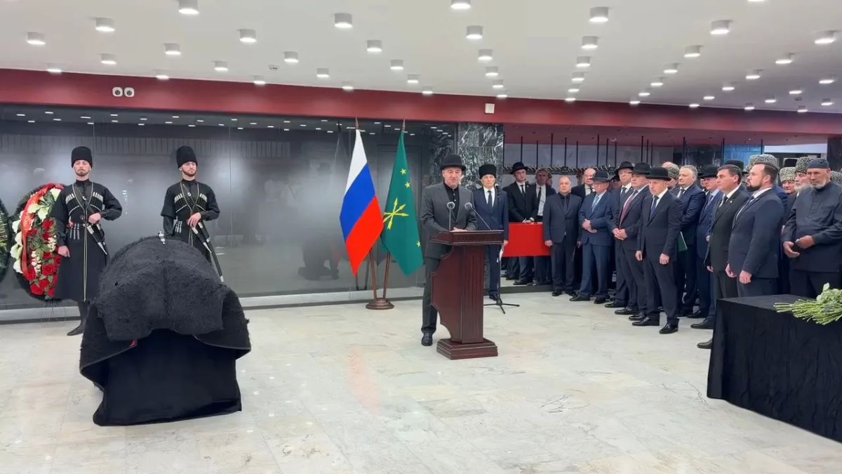 Рашид Темрезов: Сегодня в столице Республики Адыгея Майкопе принял участие в церемонии прощания с Исхаком Шумафовичем Машбашем Рашид Темрезов: Сегодня в столице Республики Адыгея Майкопе принял участие в церемонии прощания с Исхаком Шумафовичем Машбашем