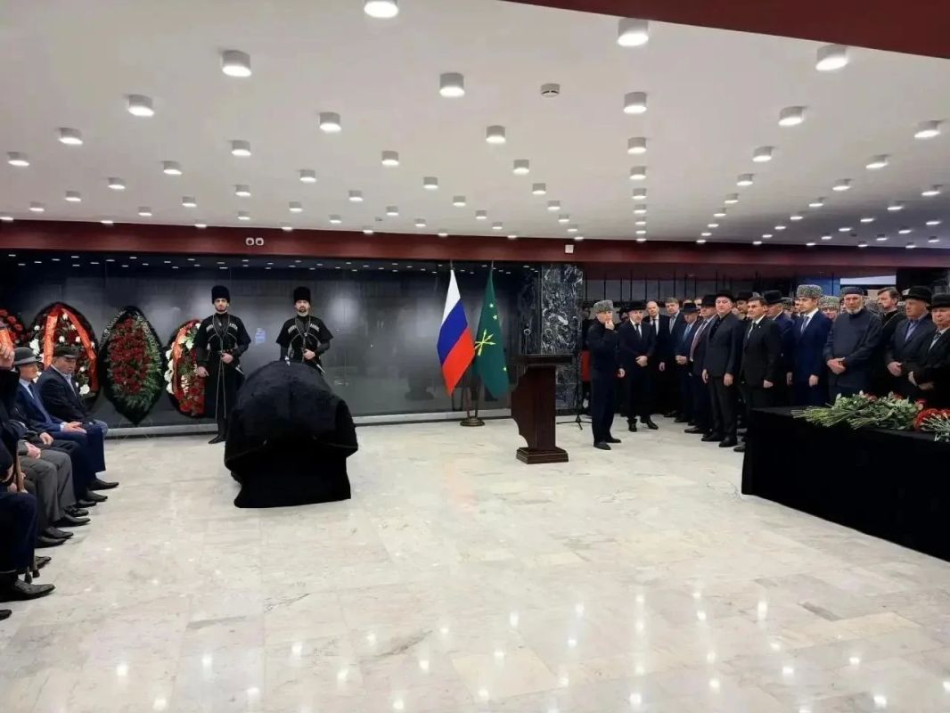 Глава КЧР принял участие в церемонии прощания с Исхаком Машбашем в Майкопе Глава КЧР принял участие в церемонии прощания с Исхаком Машбашем в Майкопе
