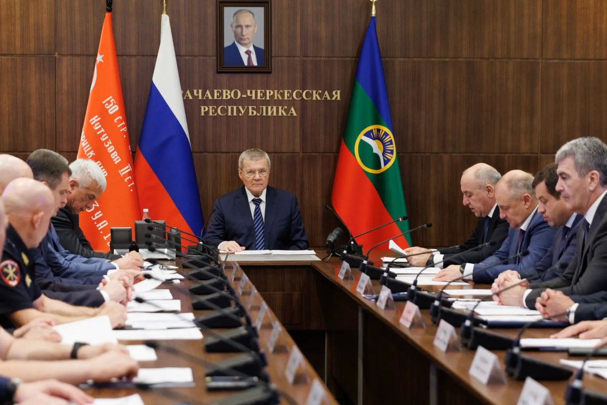 Рашид Темрезов: Под председательством полномочного представителя Президента России в СКФО Юрия Яковлевича Чайки сегодня состоялось совещание по социально-экономическому развитию Карачаево-Черкесии