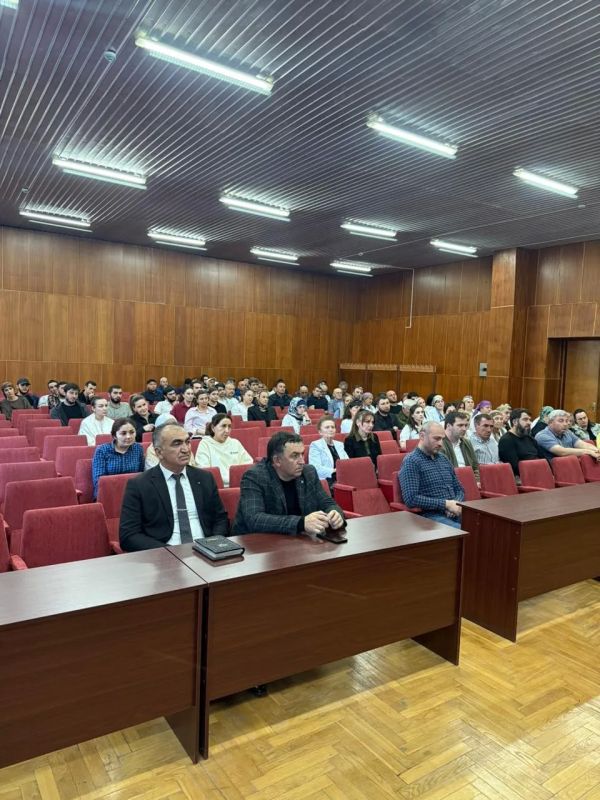 Прокурор Малокарачаевского района Руслан Джемакулов провел встречу с работниками АО «Завод Элия» по вопросам защиты трудовых прав и профилактики преступлений в сфере ИТК Прокурор Малокарачаевского района Руслан Джемакулов провел встречу с работниками АО «Завод Элия» по вопросам защиты трудовых прав и профилактики преступлений в сфере ИТК