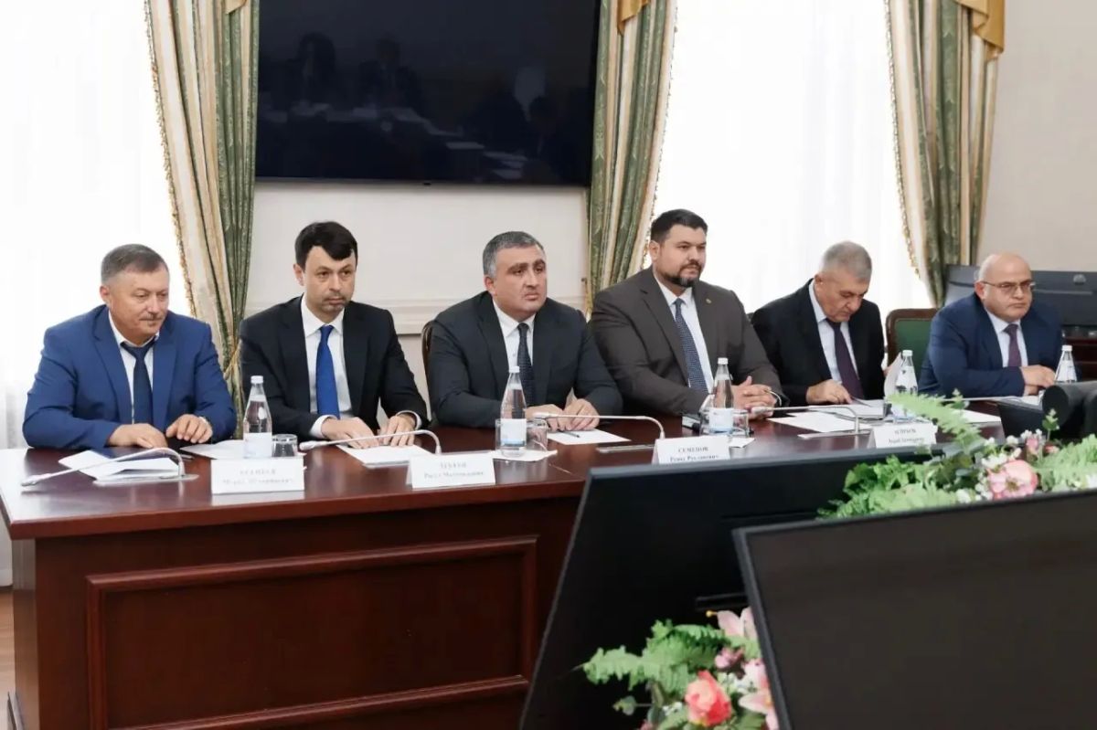 Премьер-министр КЧР Мурат Аргунов провел заседание Правительства Карачаево-Черкесии - рассмотрено более 10 вопросов Премьер-министр КЧР Мурат Аргунов провел заседание Правительства Карачаево-Черкесии - рассмотрено более 10 вопросов