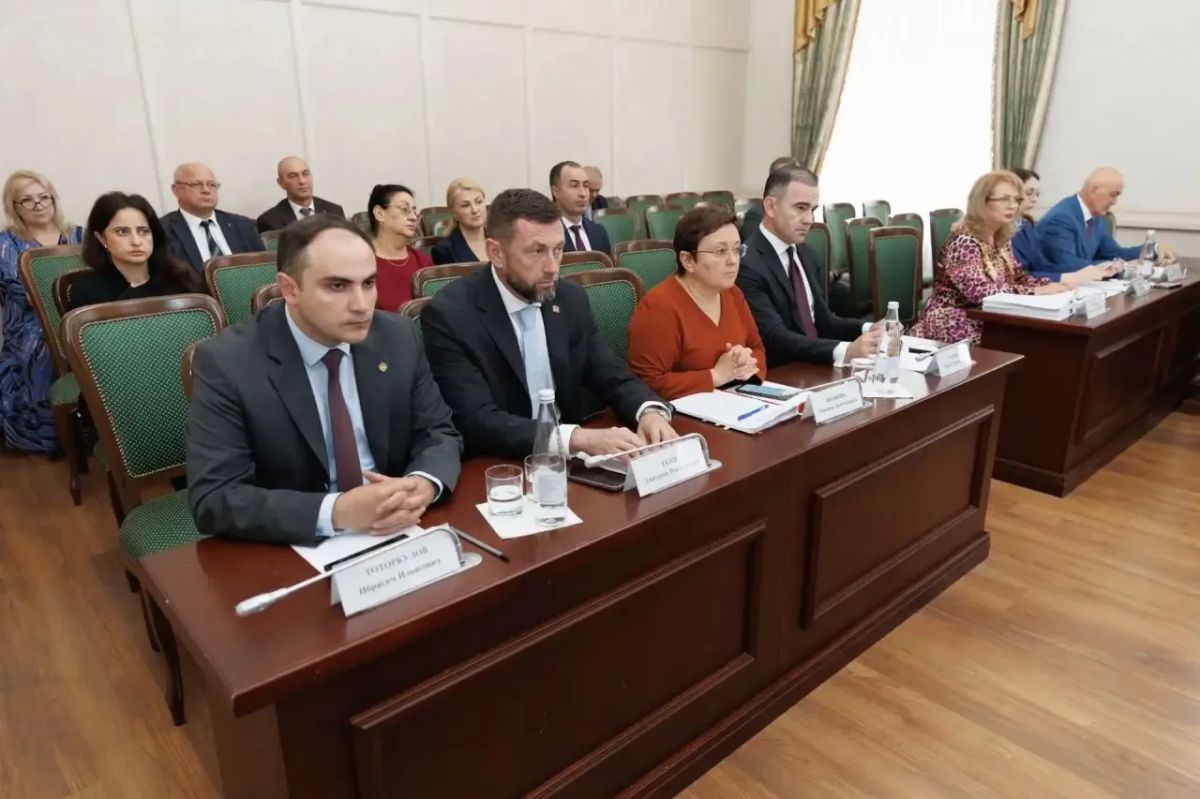 Премьер-министр КЧР Мурат Аргунов провел заседание Правительства Карачаево-Черкесии - рассмотрено более 10 вопросов Премьер-министр КЧР Мурат Аргунов провел заседание Правительства Карачаево-Черкесии - рассмотрено более 10 вопросов