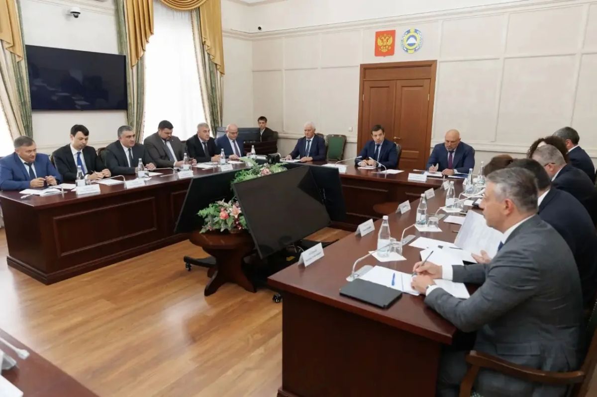 Премьер-министр КЧР Мурат Аргунов провел заседание Правительства Карачаево-Черкесии - рассмотрено более 10 вопросов Премьер-министр КЧР Мурат Аргунов провел заседание Правительства Карачаево-Черкесии - рассмотрено более 10 вопросов