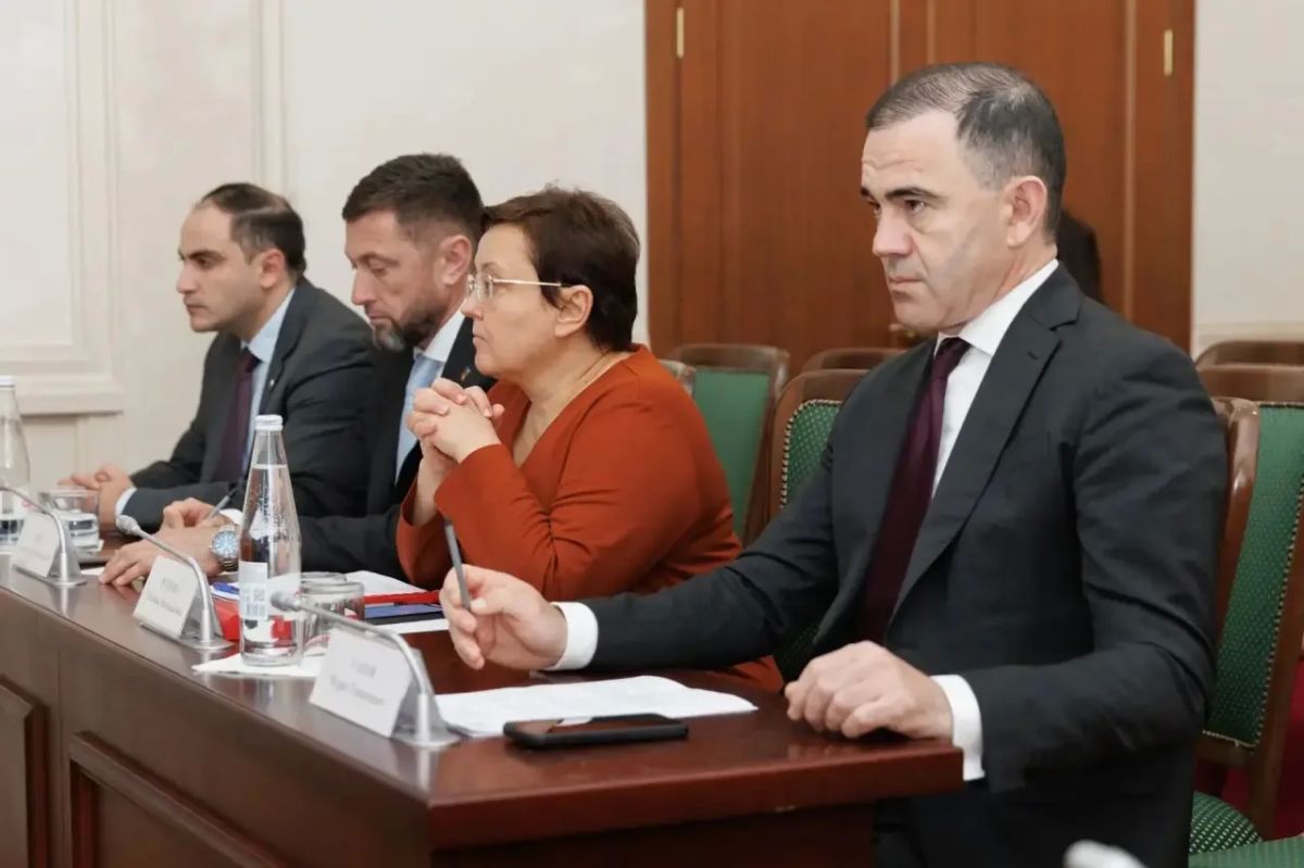Премьер-министр КЧР Мурат Аргунов провел заседание Правительства Карачаево-Черкесии - рассмотрено более 10 вопросов Премьер-министр КЧР Мурат Аргунов провел заседание Правительства Карачаево-Черкесии - рассмотрено более 10 вопросов